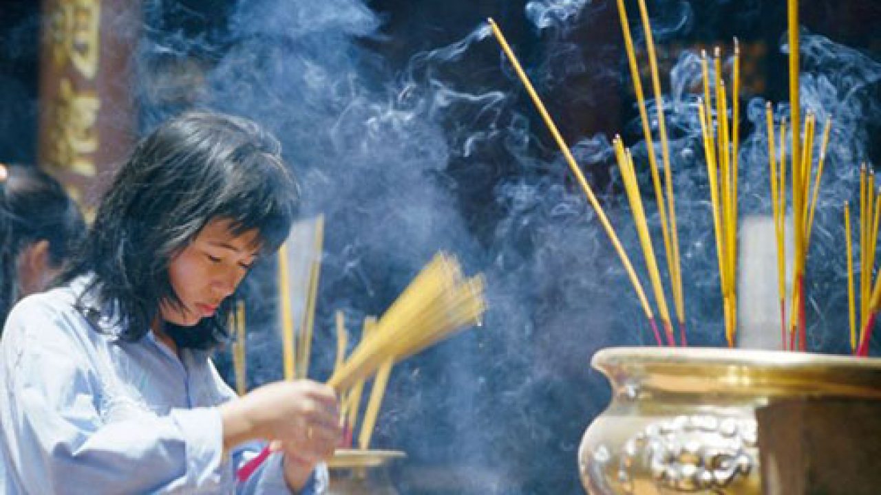 Giải mã giấc mơ thấy thắp hương đánh đề con gì chính xác?