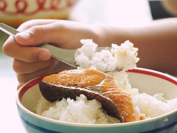 Nằm mơ thấy ăn cơm đánh đề con gì?