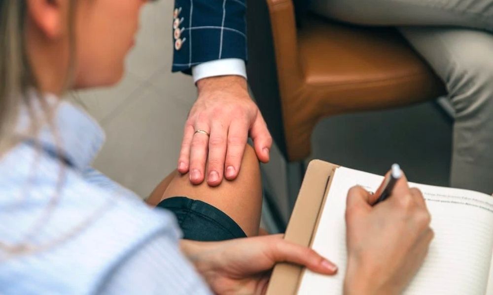 Nằm mơ thấy người ta dê mình đánh đề con gì?