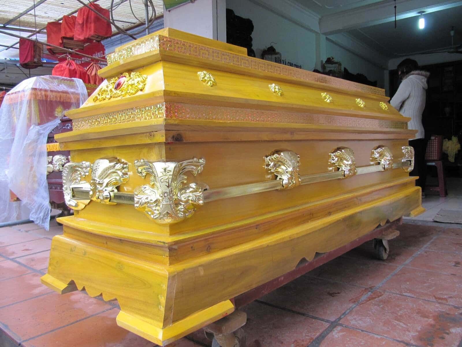 Giải mã giấc mơ thấy quan tài màu vàng